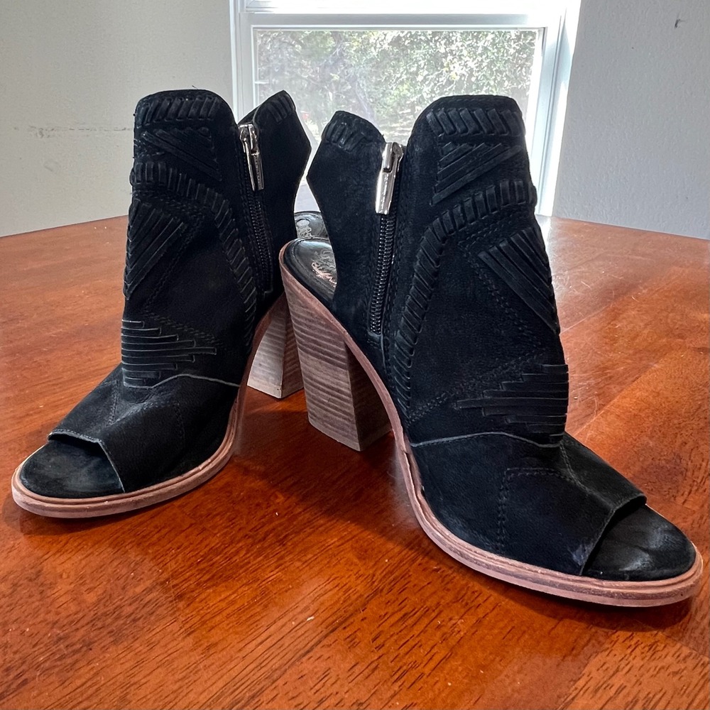 Vince Camuto Black Suede Peep Toe‎ Ankle Booties Chunky Heel Side Zip Women's 7M